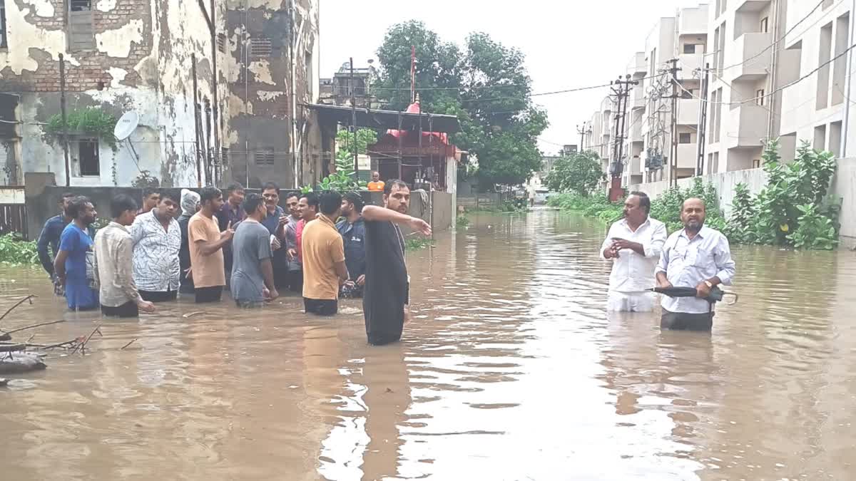 meghraja-stormy-batting-in-bhavnagar-water-entered-many-houses