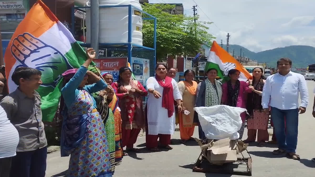 Mahila Congress burnt Effigy of Government