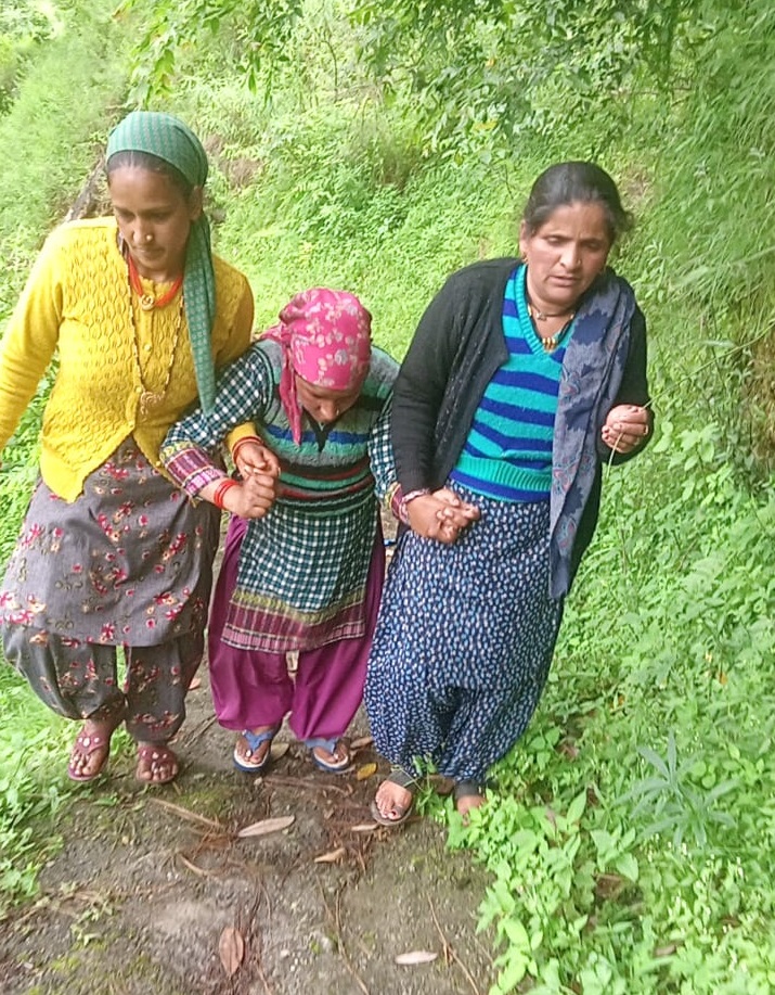 Pregnant Woman Reach Hospital by Walking