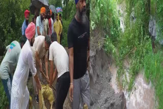 Farmers engaged with the army in Gurdaspur to stop the rapid flow of the Ravi river, 'if the gap is not filled, there will be a big loss'
