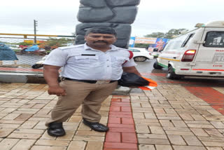 Karnataka: Traffic police constable rescues woman who was drowning in a lake