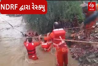 NDRFની ટીમ દ્વારા તેમનું દોરડા વચ્ચે રેસ્કયુ