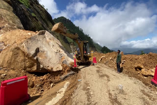 Etv BharatKochi Dhanushkodi Gap road landslide  Kochi Dhanushkodi Gap  Kochi Dhanushkodi national highway  കൊച്ചി ധനുഷ്‌കോടി ദേശീയ പാത  കൊച്ചി ധനുഷ്‌കോടി  ഗ്യാപ് റോഡിൽ മണ്ണിടിച്ചിൽ  ഇടുക്കി