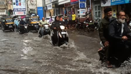 Junagadh Flood: બાળકોએ વરસાદની મજા માણી તો વેપારીઓને નુકસાન