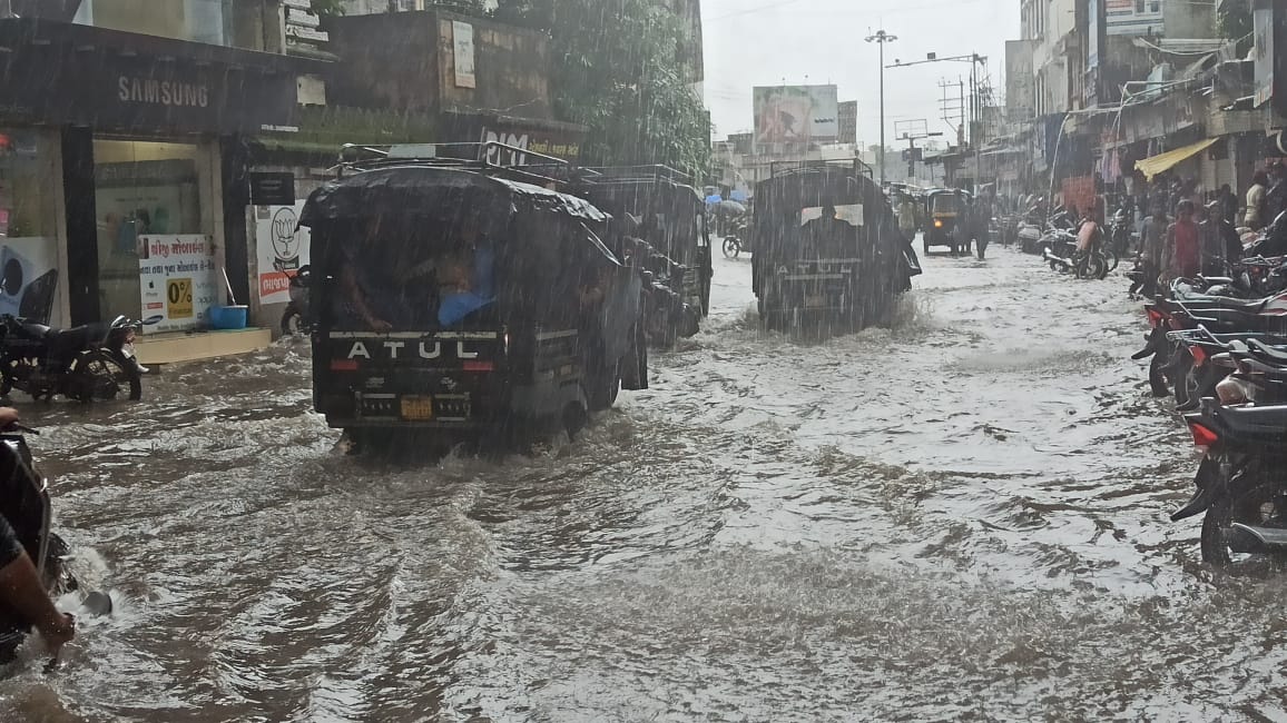 Junagadh Flood: બાળકોએ વરસાદની મજા માણી તો વેપારીઓને નુકસાન