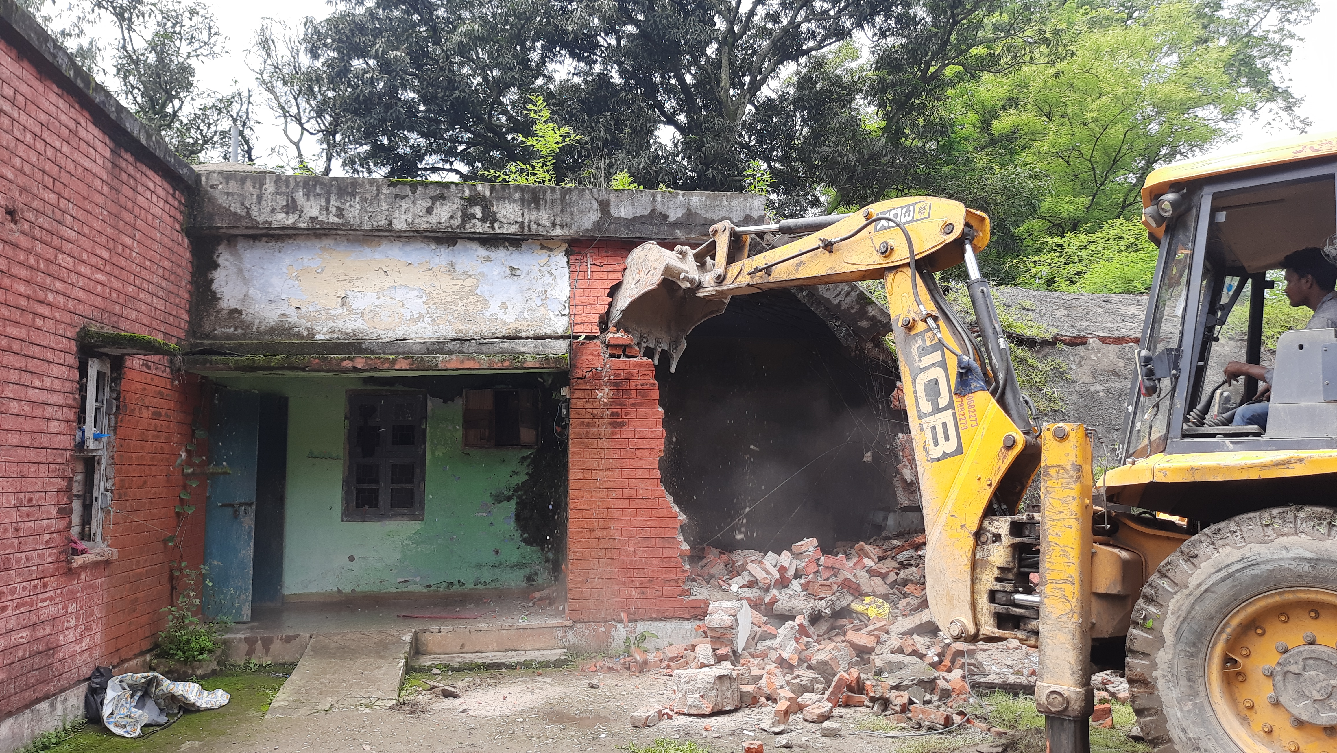 Administration demolished 15 houses of IDPL Colony