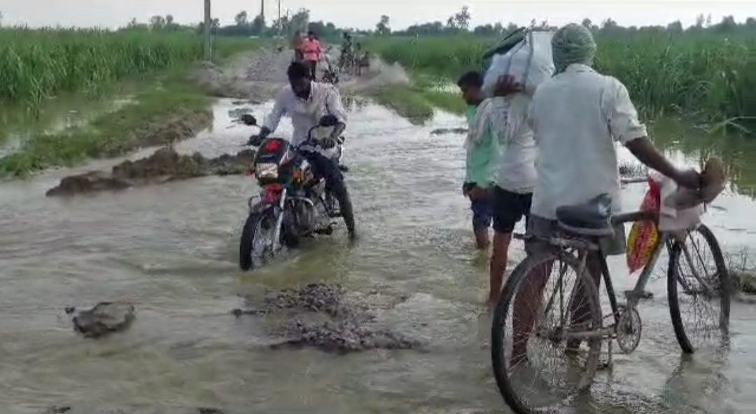 बाढ़ के पानी  में डूबा बदायूं मार्ग