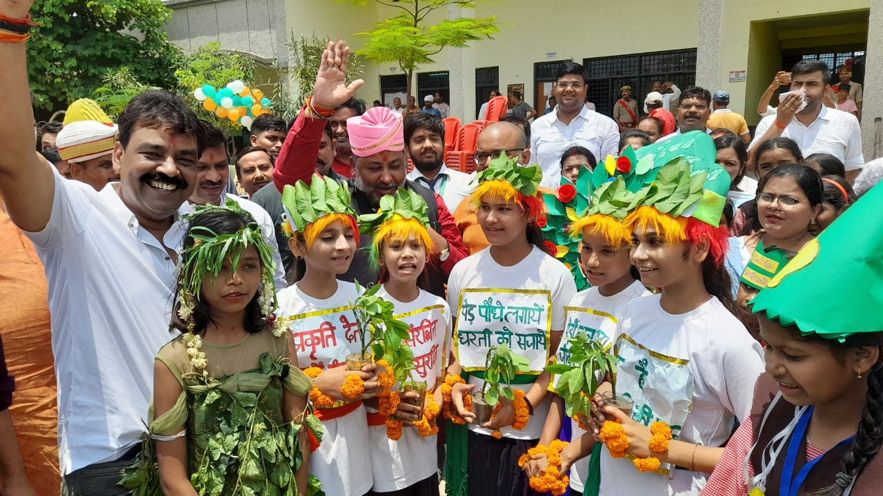 वृहद वृक्षारोपण कार्यक्रम में बच्चों के साथ मंत्री