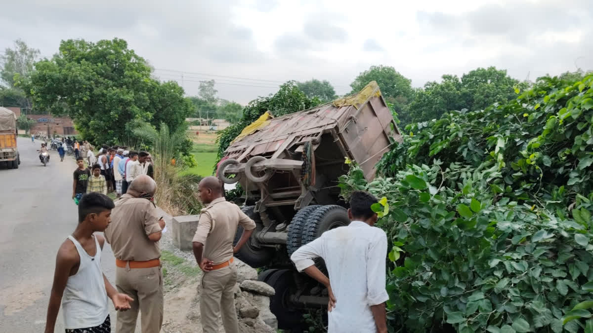 मिर्जापुर में पलटा ट्रक