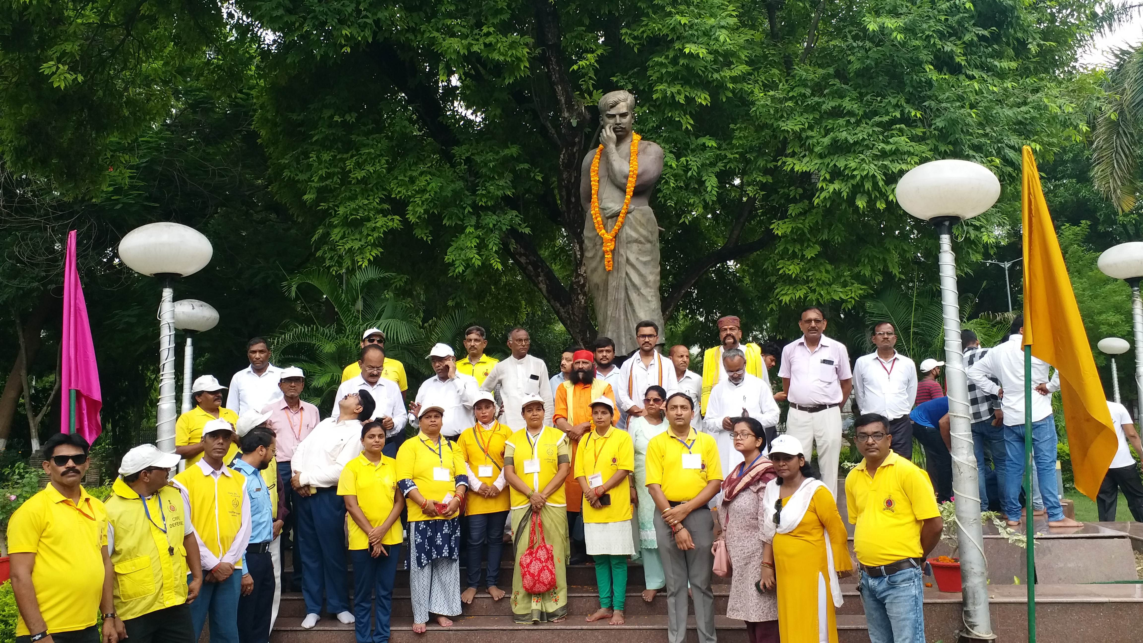 शहीद चंद्रशेखर आजाद पार्क में प्रतिमा पर माल्यार्पण करने पहुंचे  मंत्री दया शंकर मिश्रा दयालू.