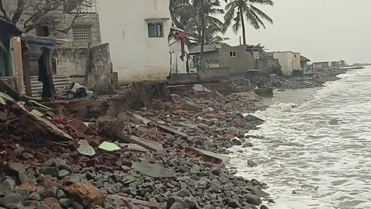 విరుచుకుపడిన సముద్రం - జలదిగ్భంధంలో మాయపట్నం