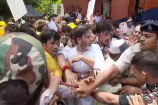 Lathicharge on Prashant Kishore in Patna