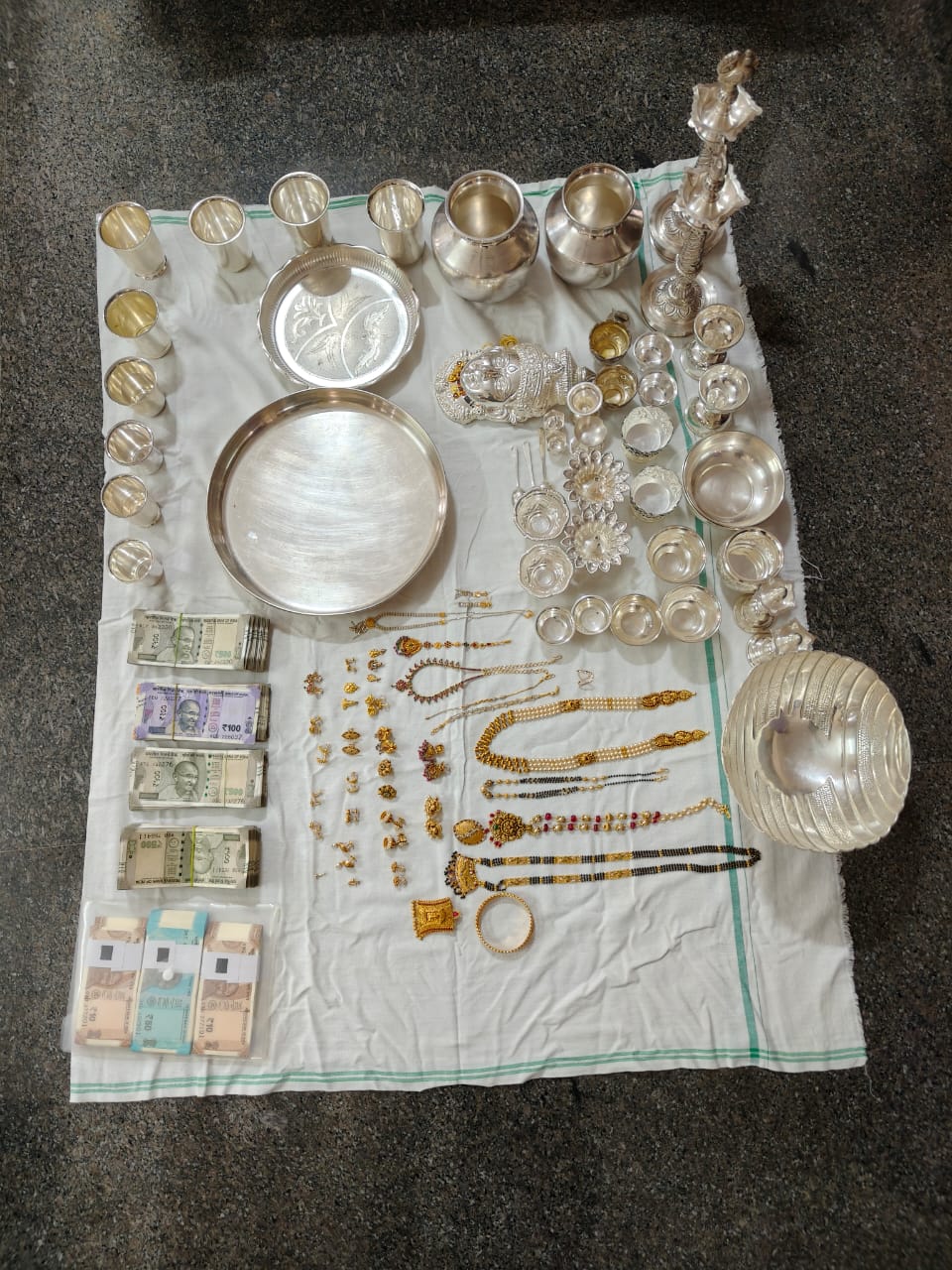ಲೋಕಾಯುಕ್ತ ಅಧಿಕಾರಿಗಳ ದಾಳಿ ವೇಳೆ ಸಿಕ್ಕ ಬೆಲೆಬಾಳುವ ವಸ್ತುಗಳು