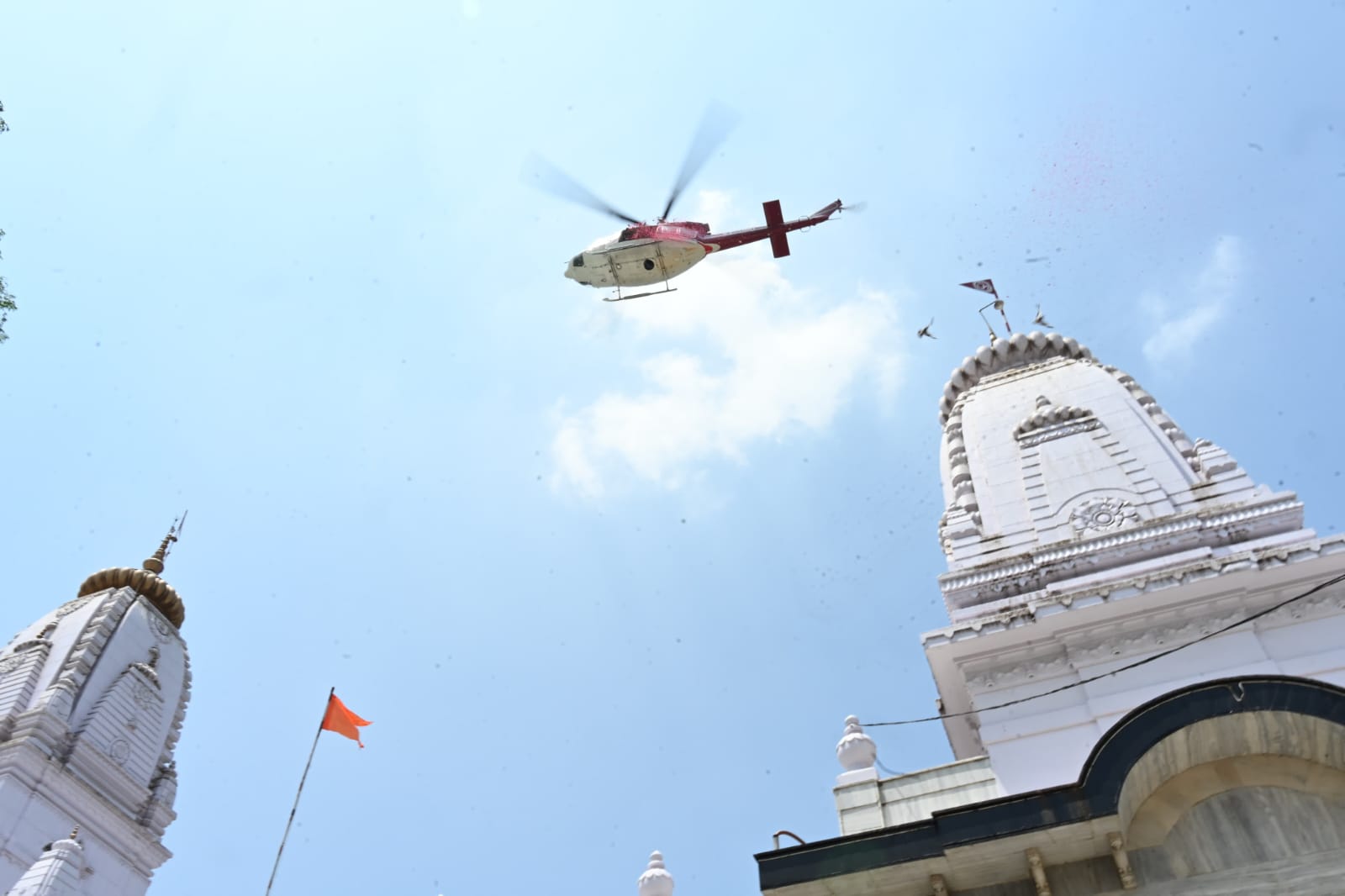 हेलिकॉप्टर से की गई फूलों की बारिश.