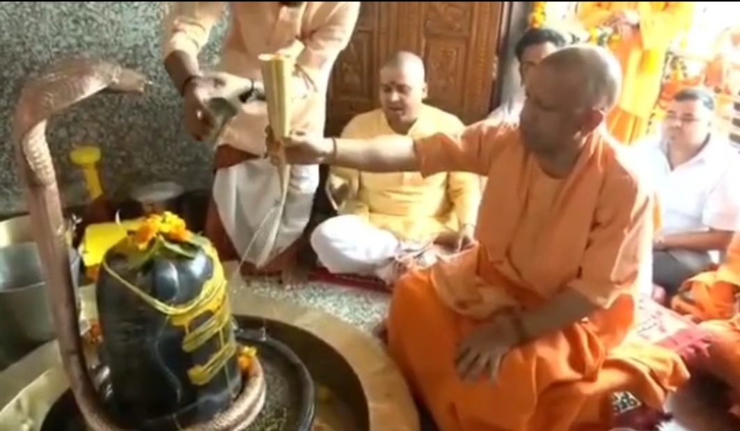 सीएम ने मंदिर में किया रुद्राभिषेक.