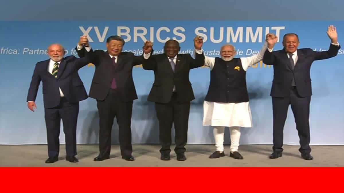 BRICS family photo: ଜିନପିଙ୍ଗ ଓ ମୋଦିଙ୍କ ମଝିରେ ନଜର ଆସିଲେ ଦକ୍ଷିଣ ଆଫ୍ରିକାର ରାଷ୍ଟ୍ରପତି