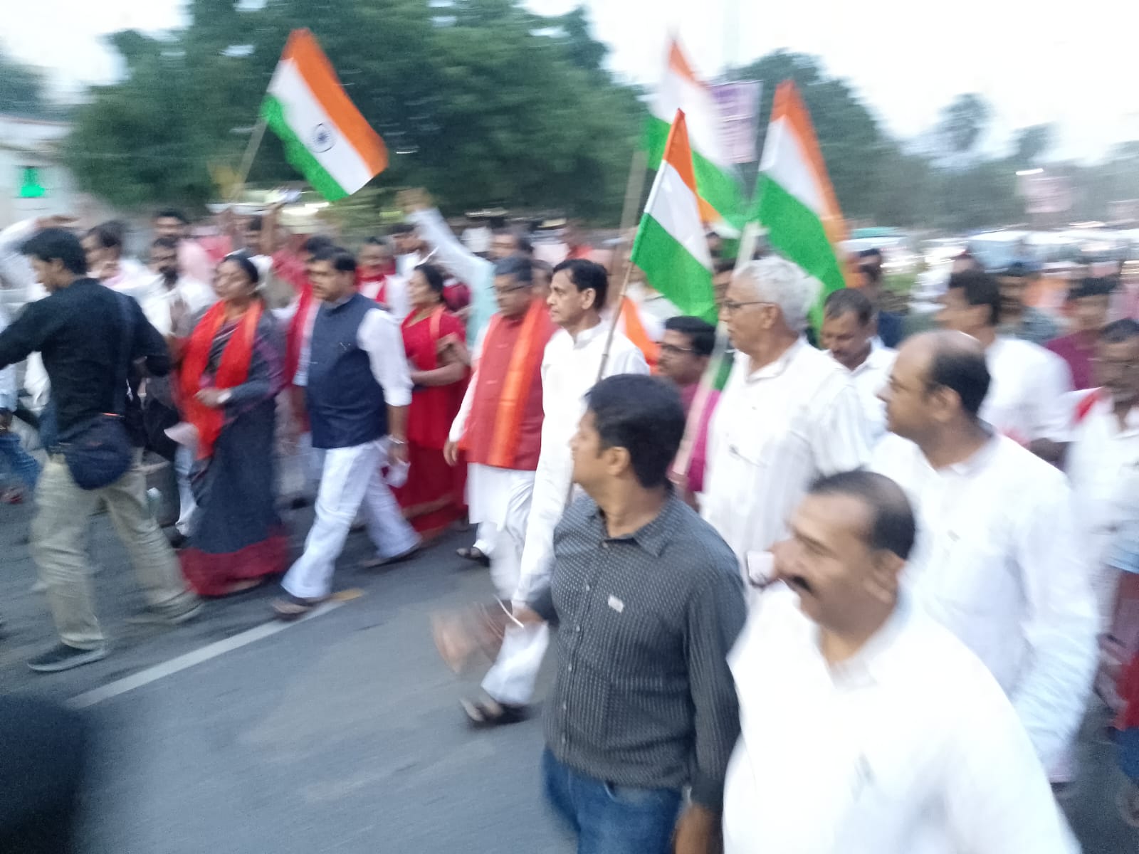 चंद्रयान 3 की लैंडिंग के बाद तिरंगा लेकर सड़क पर निकले भाजपा नेता
