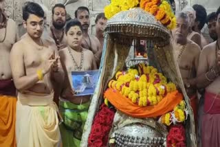 Devotees reached Mahakal temple with tricolor