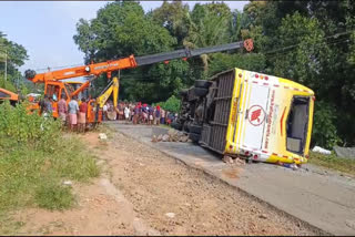 Bus accident in Palakkad Thiruvazhiyod  Bus accident in Palakkad  പാലക്കാട് ബസ് റോഡിലേക്ക് മറിഞ്ഞു  തിരുവാഴിയോട് സ്വകാര്യ ബസ് മറിഞ്ഞു  Bus accident  Bus accident Palakkad  തിരുവാഴിയോട് സ്വകാര്യ ബസ് മറിഞ്ഞു  Bus accident in Palakkad Thiruvazhiyod  Palakkad Thiruvazhiyod accident