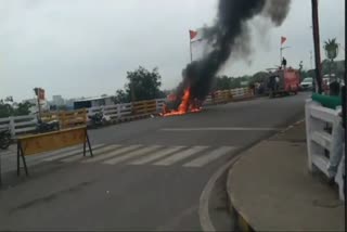 Fire in Devotees car coming to visit Mahakal