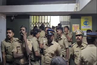 DYFI besieged Police Station  വാഹന പരിശോധനക്കിടെ ഡിവൈഎഫ്ഐ നേതാവിന് പിഴയിട്ടു  പൊലീസ് സ്റ്റേഷന്‍ ഉപരോധിച്ച് ഡിവൈഎഫ്‌ഐ  DYFI besieged Police Station in Pettah  Thiruvananthapuram news updates  latest news in Thiruvananthapuram  news live in Thiruvananthapuram  DYFI besieged  പേട്ട പൊലീസ് സ്റ്റേഷന്‍  പേട്ട പൊലീസ് സ്റ്റേഷന്‍ ഉപരോധിച്ച് ഡിവൈഎഫ്‌ഐ  ഡിവൈഎഫ്‌ഐ  പൊലീസ് സ്റ്റേഷന്‍ ഉപരോധം