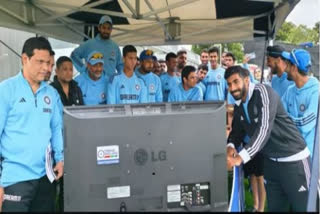 Indian cricketers celebrate Chandrayaan-3's landing on moon