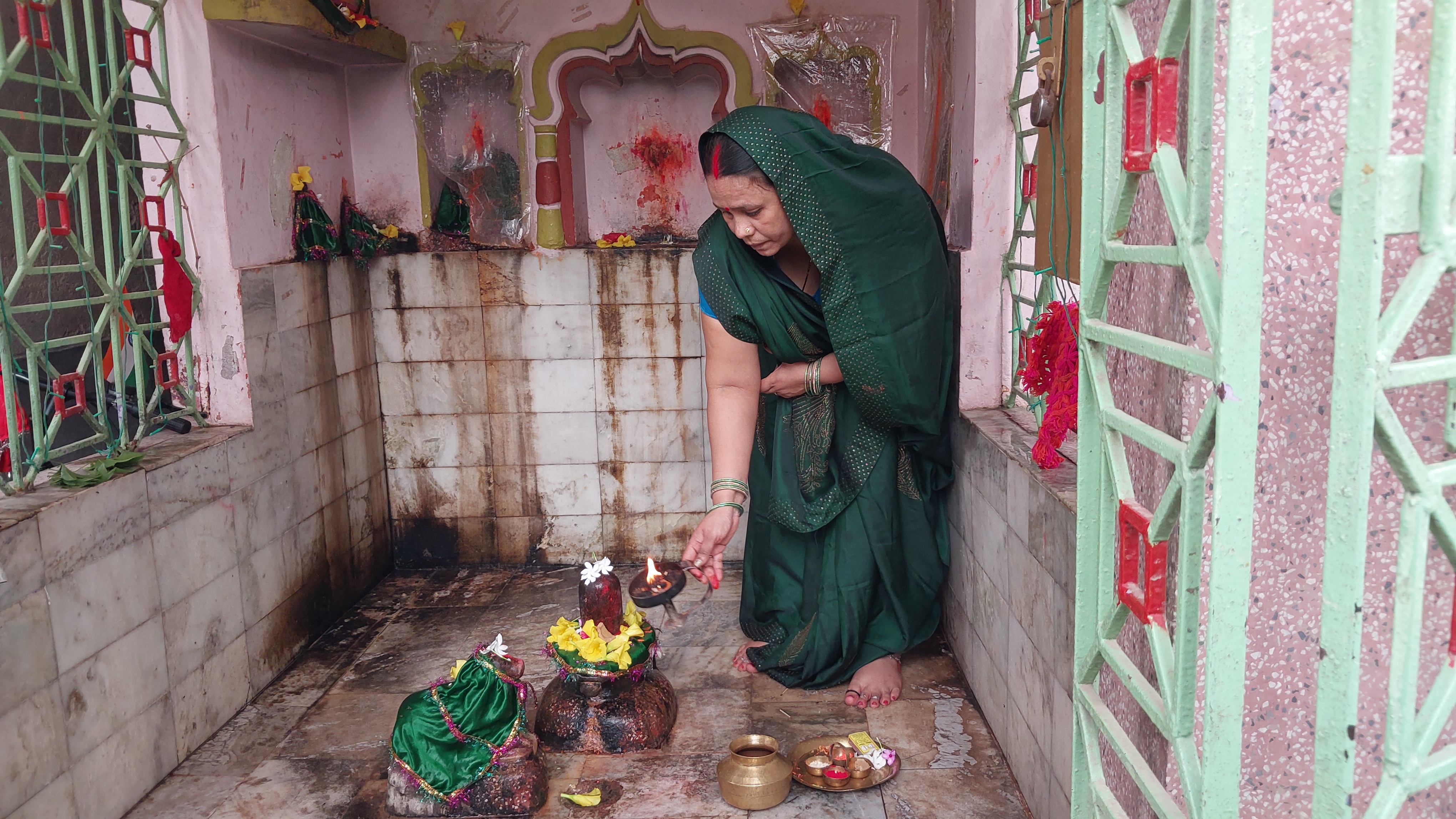 भगवान भोले की पूजा करती सुधांशु कुमार की मां इंदु देवी