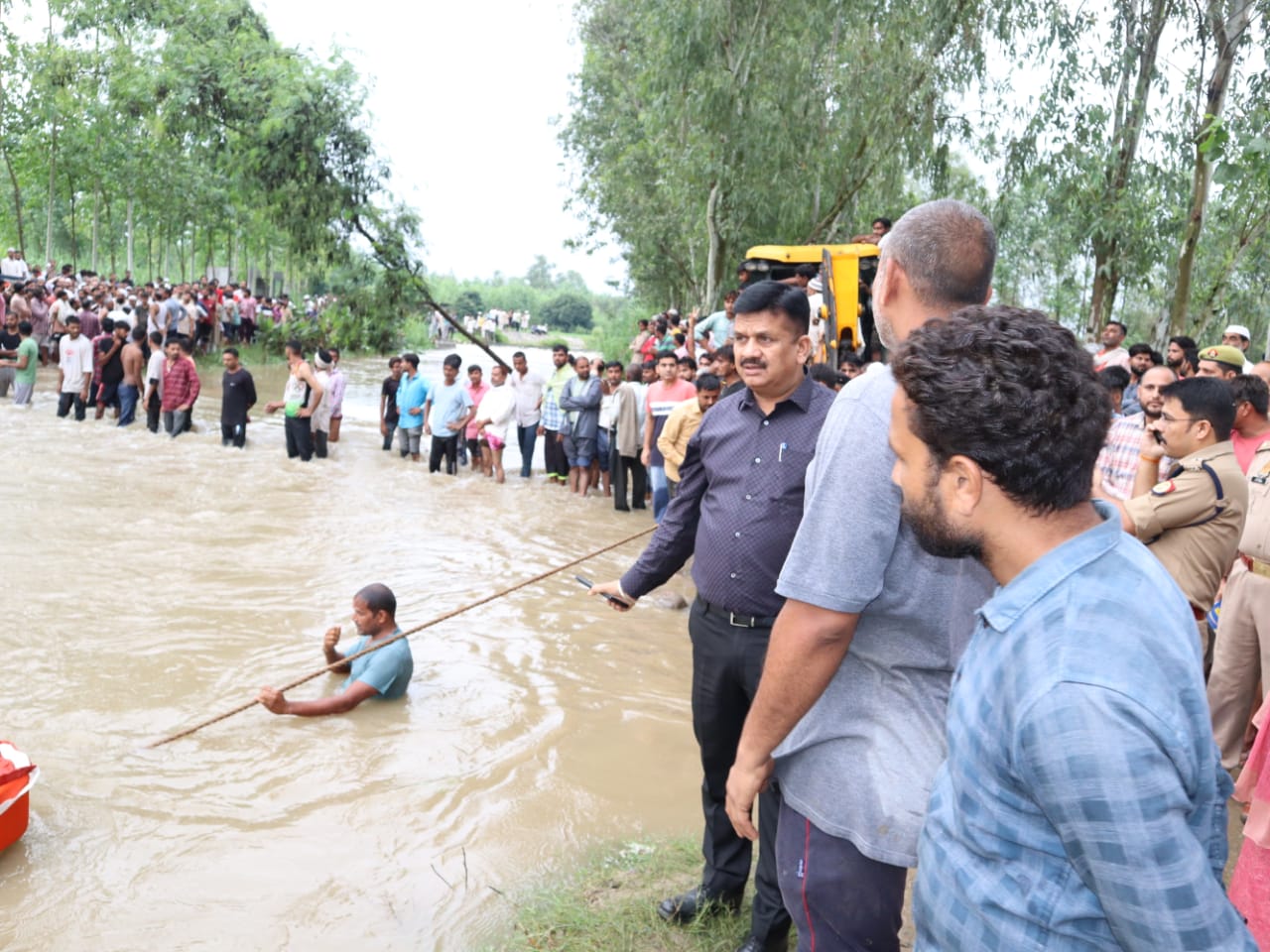 रेस्क्यू अभियान चलाते गोताखोर.