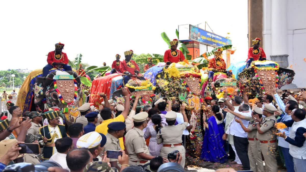 ಅರಮನೆಗೆ ಬಂದ ಗಜ ಪಡೆಗೆ ಅದ್ಧೂರಿ ಸ್ವಾಗತ