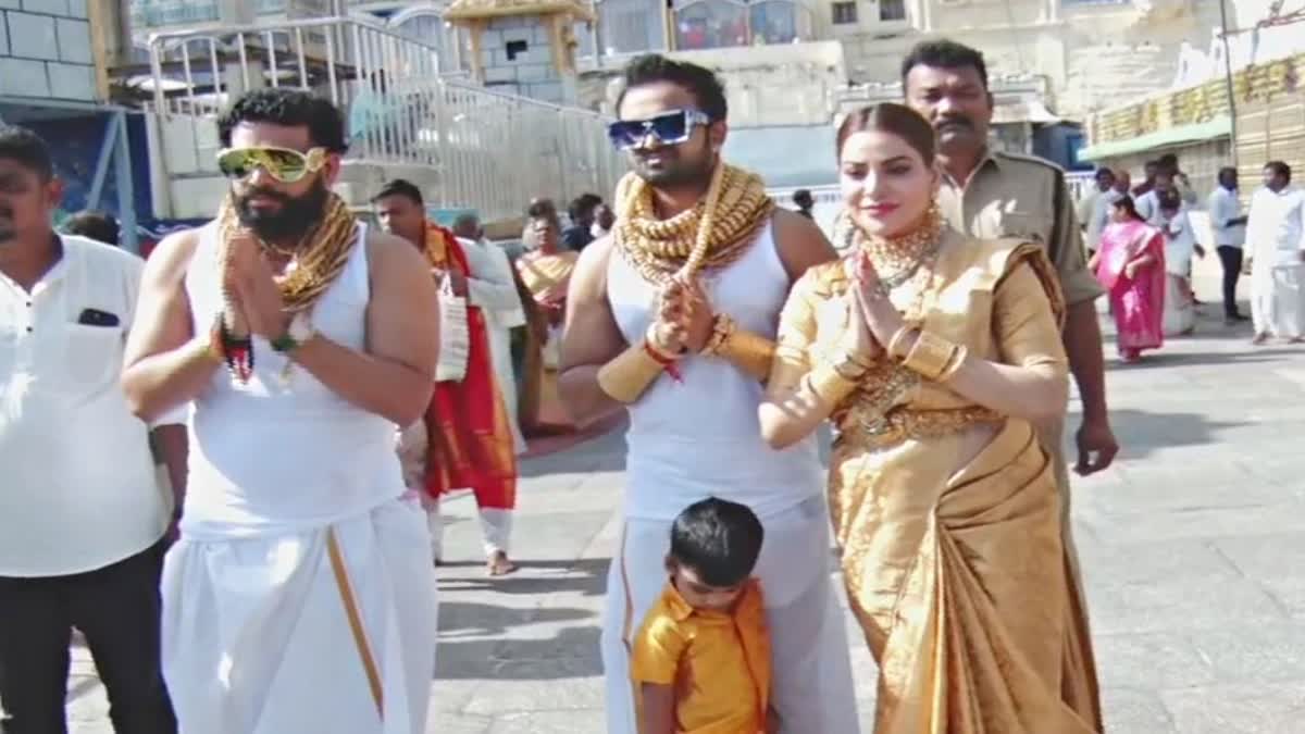 Pune businessman family visited Tirumala temple wearing 25 kg gold