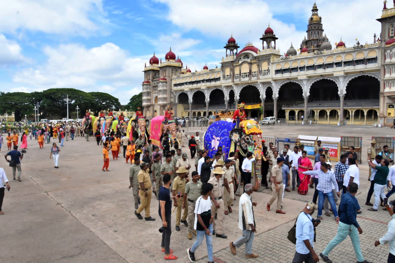 ಅರಮನೆಗೆ ಆಗಮಿಸಿದ ಗಜ ಪಡೆ