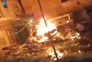 RAPE ACCUSED HOUSE FIRE  DELHI RAPE OF GIRL  നാല് വയസുകാരിയെ ബലാത്സംഘം ചെയ്‌തു  ഡൽഹി ബലാത്സംഗം