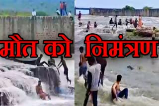 PEOPLE RISKING THEIR LIFE IN PAGARA DAM