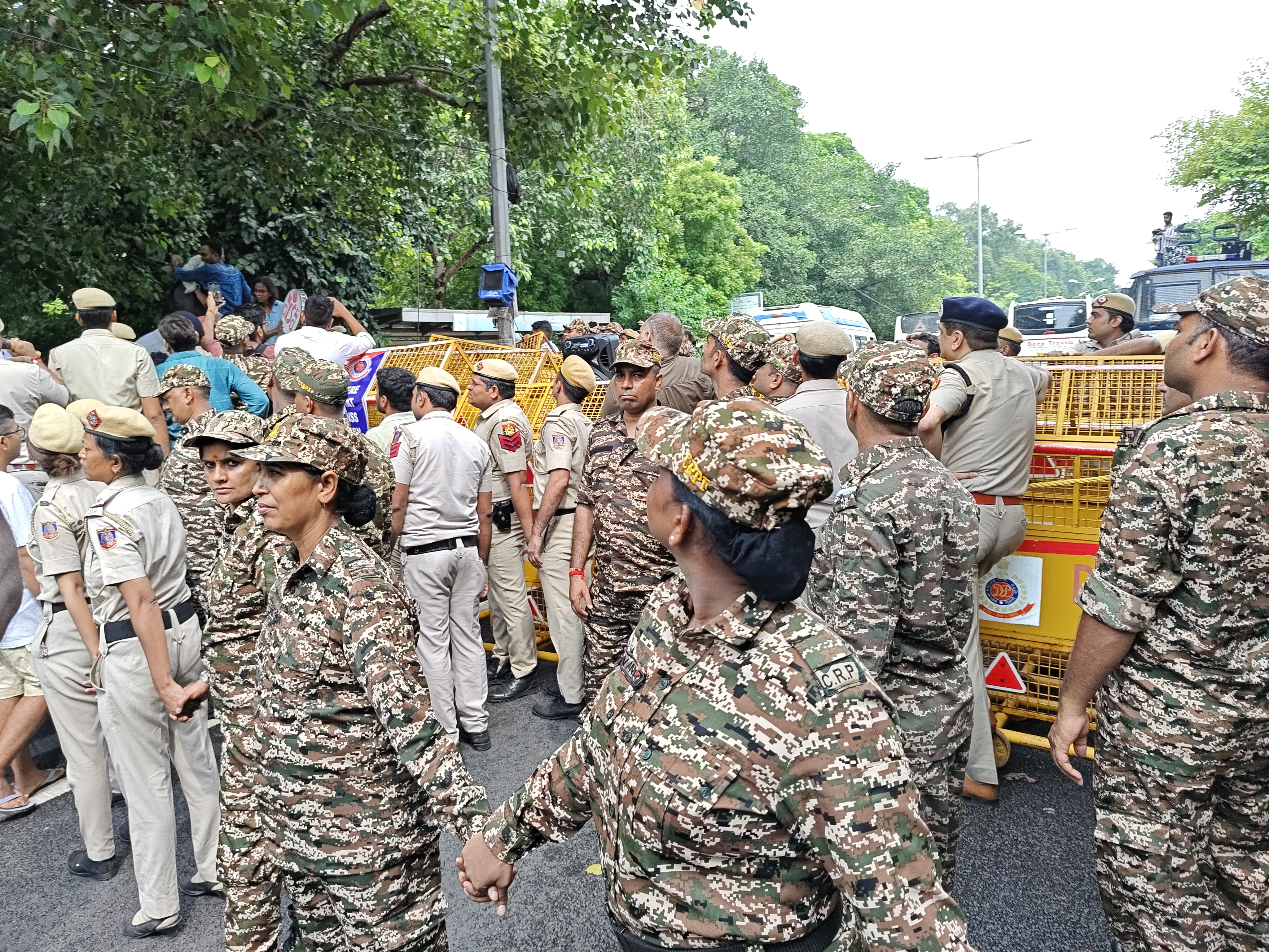 जेएनयू के छात्रों का शिक्षा मंत्रालय के लिए पैदल कूच