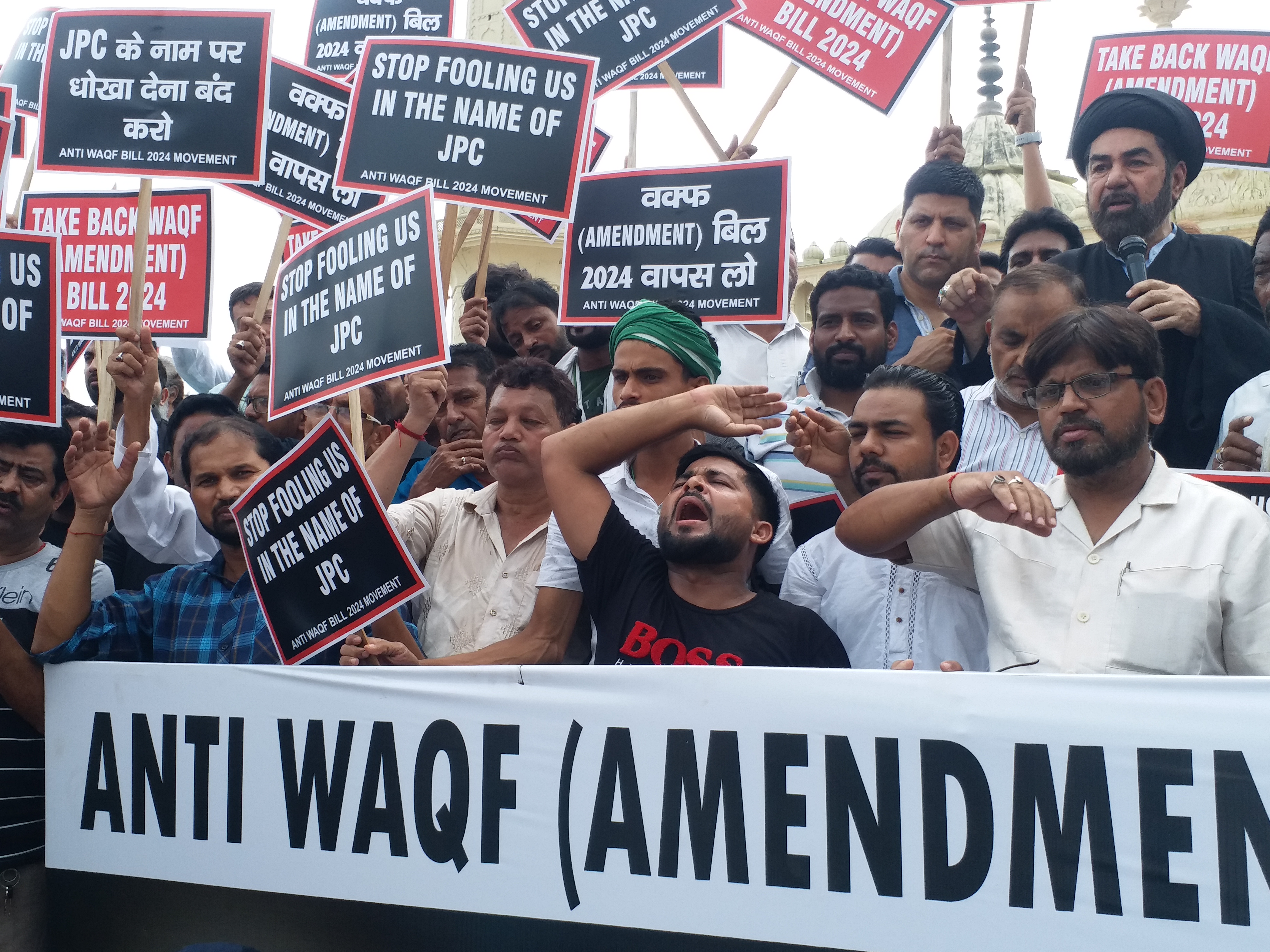 Massive protest in Lucknow against Waqf Amendment Bill, Maulana Syed Kalbe Jawad said the Waqf amendment is being done to save Ambani