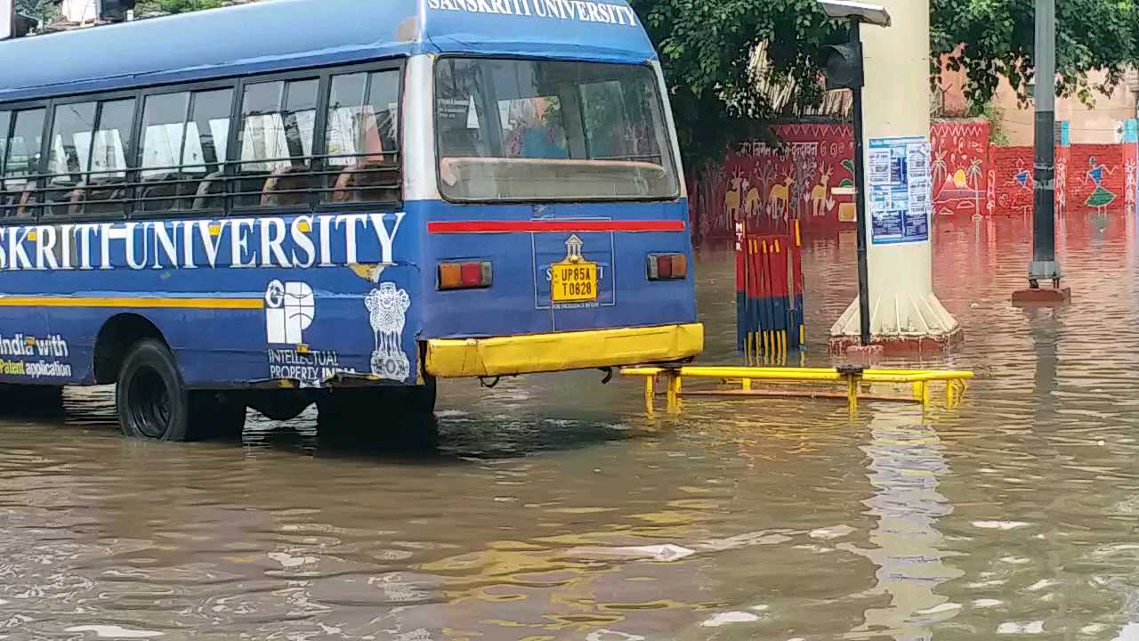 सड़क पर जमा बारिश के पानी में खराब हुई संस्कृति यूनिवर्सिटी की बस.