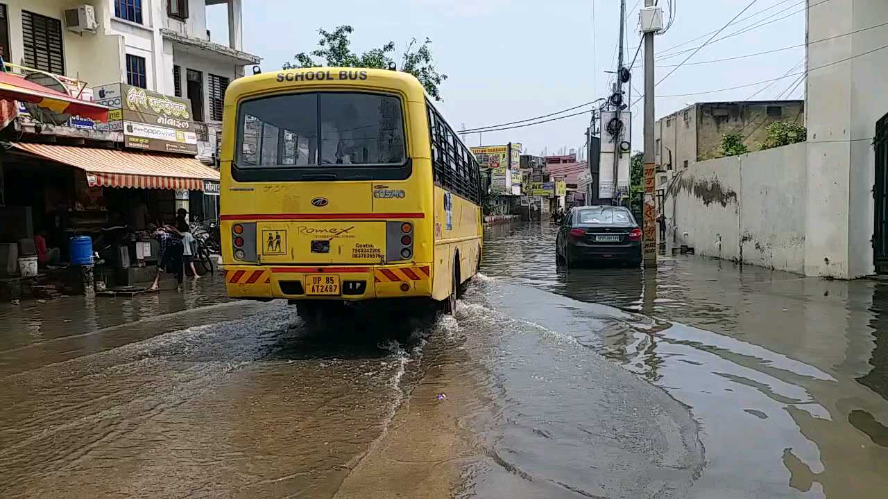 मथुरा में कुछ देर की बारिश में सड़कें हुईं जलमग्न.