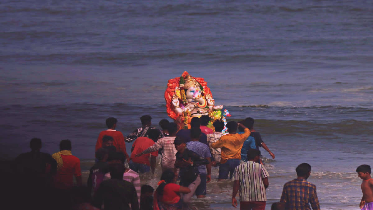 vinayagar chaturthi idols dissolve to sea