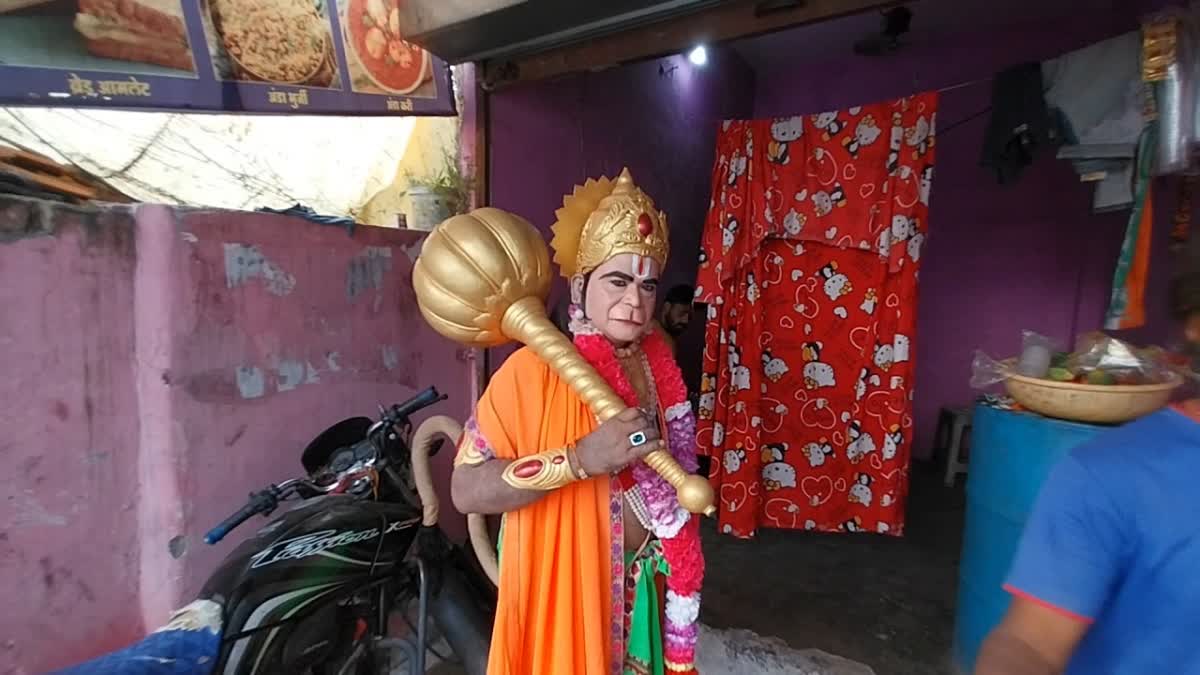 man in Bajrangbali getup in Jabalpur Yatra