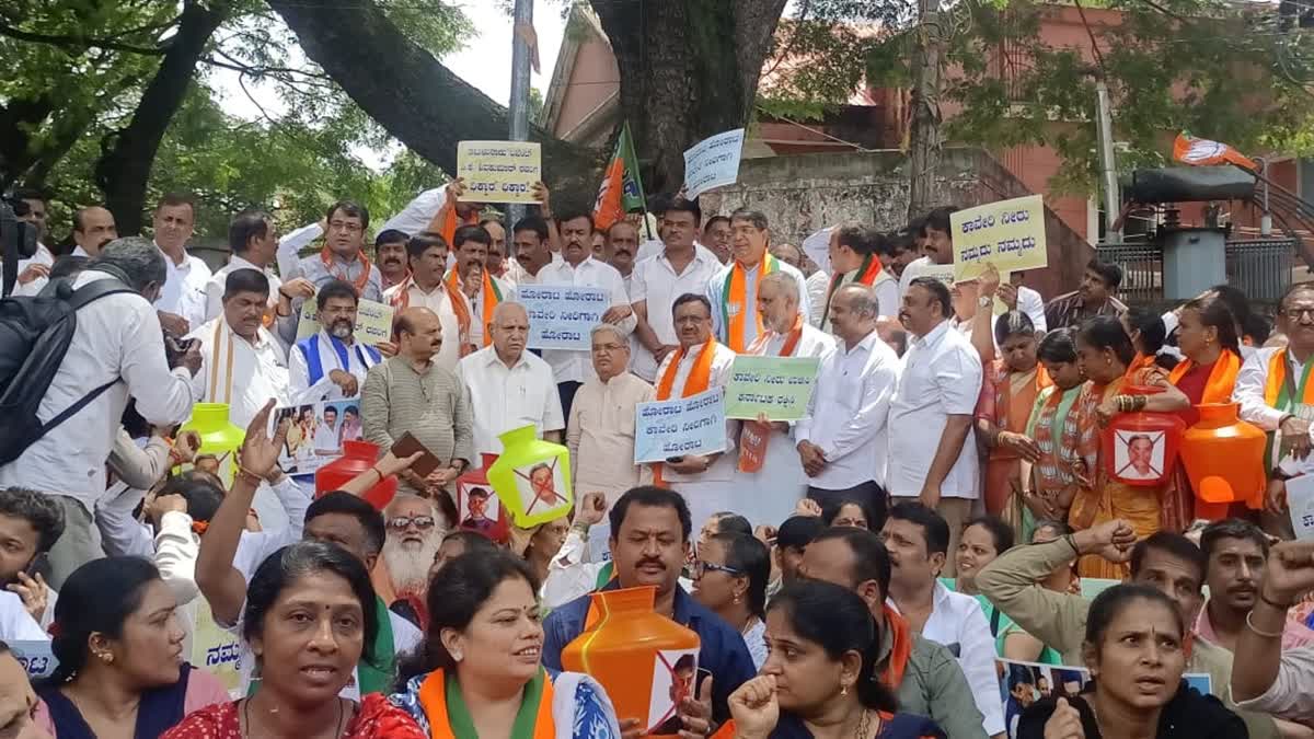Karnataka BJP stages protest against release of Cauvery water to Tamil Nadu