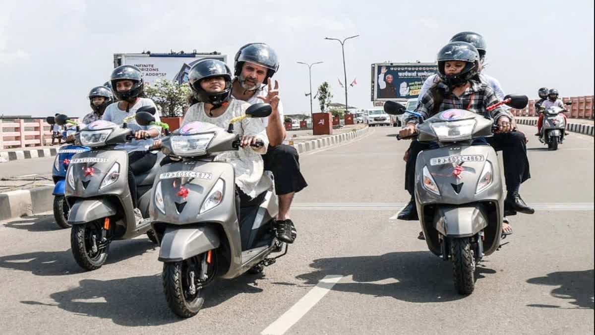 Rahul Gandhi Scooter Ride  Rahul Gandhi  Scooter  Maharani College  Congress Leader  സ്‌കൂട്ടര്‍  രാഹുലിന്‍റെ സ്‌കൂട്ടര്‍ സവാരി  വിദ്യാര്‍ഥിനി  മഹാറാണി കോളജ്  രാഹുല്‍ ഗാന്ധി