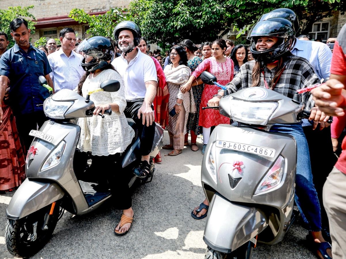 Rahul Gandhi Scooter Ride  Rahul Gandhi  Scooter  Maharani College  Congress Leader  സ്‌കൂട്ടര്‍  രാഹുലിന്‍റെ സ്‌കൂട്ടര്‍ സവാരി  വിദ്യാര്‍ഥിനി  മഹാറാണി കോളജ്  രാഹുല്‍ ഗാന്ധി