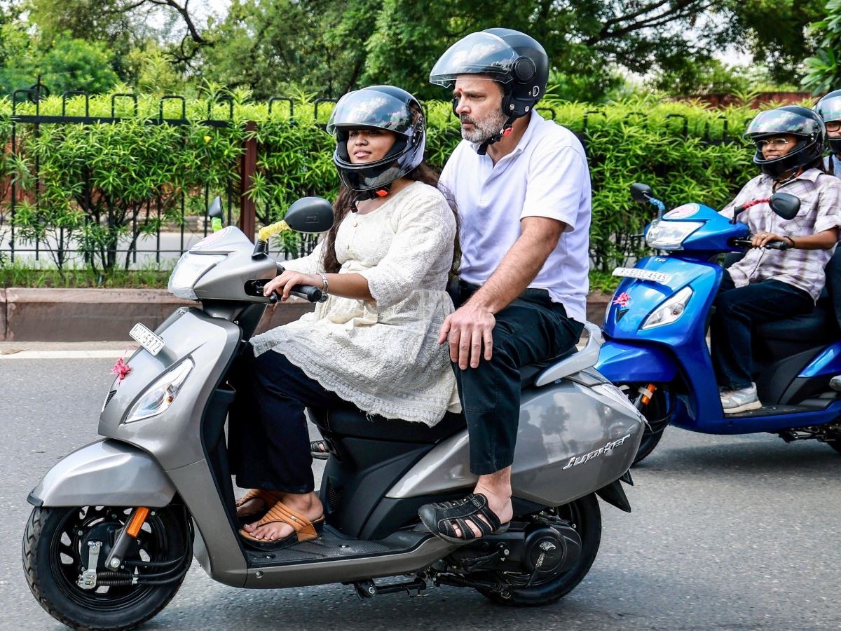 Rahul Gandhi Scooter Ride  Rahul Gandhi  Scooter  Maharani College  Congress Leader  സ്‌കൂട്ടര്‍  രാഹുലിന്‍റെ സ്‌കൂട്ടര്‍ സവാരി  വിദ്യാര്‍ഥിനി  മഹാറാണി കോളജ്  രാഹുല്‍ ഗാന്ധി