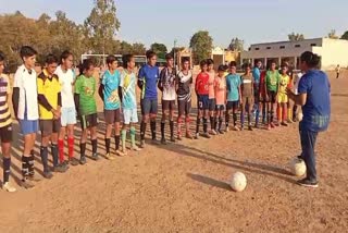 Etv Bharatہریانہ کا الکھ پورہ گاؤں خواتین فٹبالرز کی نمائندگی کرتا ہے، یہاں کے ہر گھر میں فٹبال چیمپئن موجود ہیں