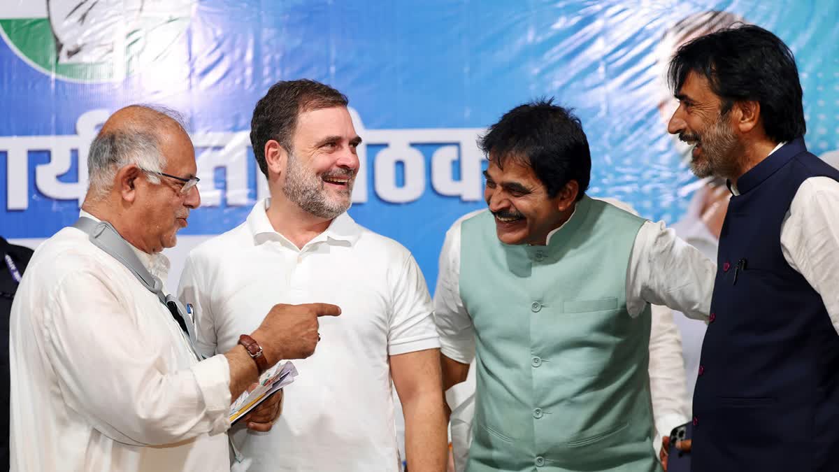 Rahul Gandhi (M) with Congress General Secretary KC Venugopal and JK leaders