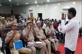 पुलिसकर्मियों को सांकेतिक प्रशिक्षण दिया गया