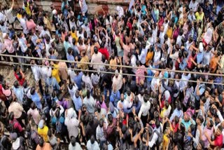 People protesting against Badlapur school sexual harassment case