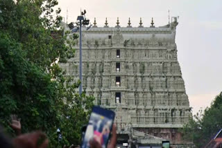 SUN WONDER AT PADMANABHASWAMY  പത്‌മനാഭ സ്വാമി ക്ഷേത്രം സൂര്യന്‍  കിഴക്കേ ഗോപുര വാതില്‍ സൂര്യന്‍  വിഷുവം ദിനം സൂര്യന്‍ ക്ഷേത്രം