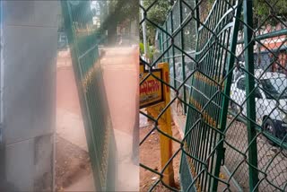 gate fell down