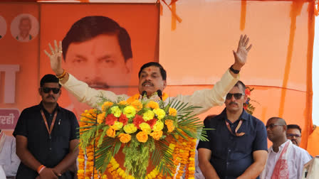 cm-mohan-yadav-interact-tribal-women-during-parivartan-rally-in-giridih